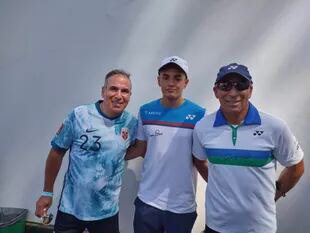Fabio y Franco Gubbis, junto a Osvaldo González, antes de apoyar a Casper Ruud en la final del Argentina Open contra Diego Schwartzman