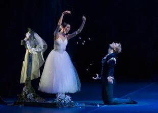 Nadia Muzyca y Federico Fernández en una escena emblemática del segundo acto del ballet "Giselle"