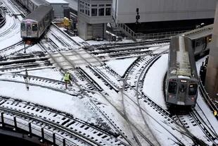 Los trenes de Chicago se mueven a lo largo de pistas cubiertas de nieve 