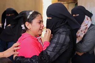 Familiares lloran durante el funeral de Tareq al-Qadi, muerto un día antes en un ataque aéreo israelí en el sur de la Franja de Gaza