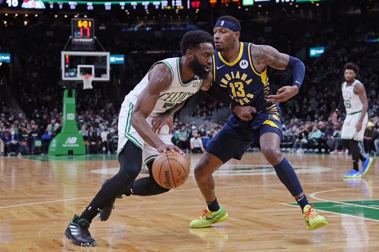 El base de los Celtics de Boston Jaylen Brown avanza hacia la canasta mientras lo defiende el alero de los Pacers de Indiana Torrey Craig en el encuentro del lunes 10 de enero del 2022. (AP Photo/Charles Krupa)