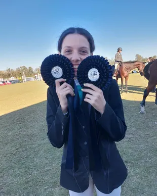 Emma exhibe los premios que ganó en equitación (Foto: Instagram @denise_dumas)