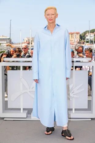 In her day look, Tilda Swinton surprised with a maxi shirt with original Roman-inspired sandals.