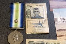 La policía británica encontró la cédula militar y dos fotografías del director del Museo Malvinas vendidas en eBay