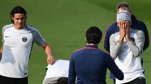 Cavani y Neymar escuchan a Emery, durante el entrenamiento de este martes