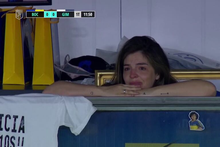 Las lágrimas de Dalma Maradona en el palco durante el homenaje a Diego en  la Bombonera - LA NACION
