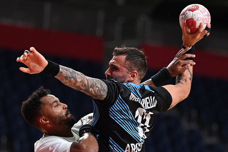 El pivote argentino Lucas Moscariello (R) dispara al lateral izquierdo de Francia Timothey NGuessan durante el partido de balonmano del grupo A de la ronda preliminar masculina entre Francia y Argentina de los Juegos Olímpicos de Tokio 2020 en el Estadio Nacional Yoyogi en Tokio el 24 de julio de 2021