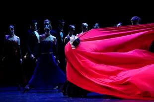 Maria Abashova y sus compañeros del Ballet Eifman de San Petersburgo actúan en "Red Giselle", del coreógrafo Boris Eifman, dedicada a contar la vida de la bailarina Olga Spessivtseva