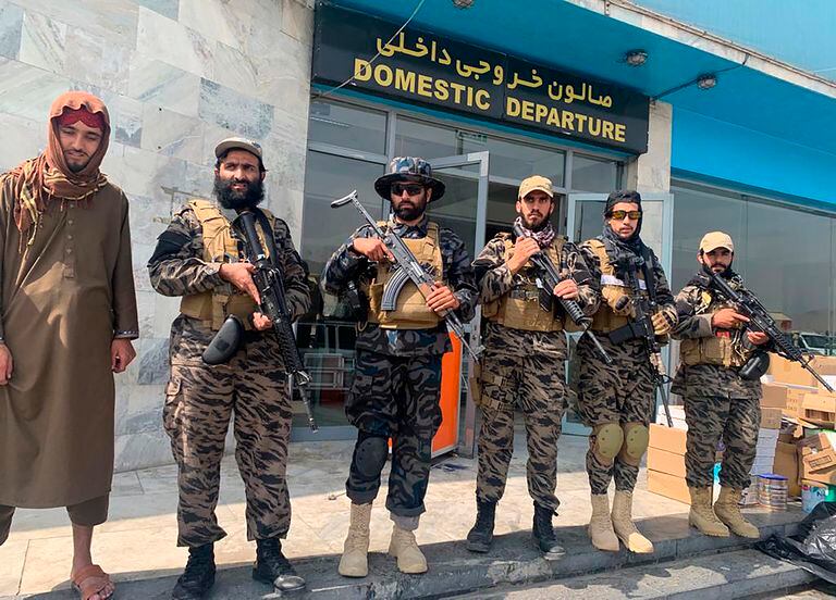 Combatientes talibanes montan guardia en el Aeropuerto Internacional Hamid Karzai tras la retirada estadounidense en Kabul, Afganistán, el martes 31 de agosto de 2021