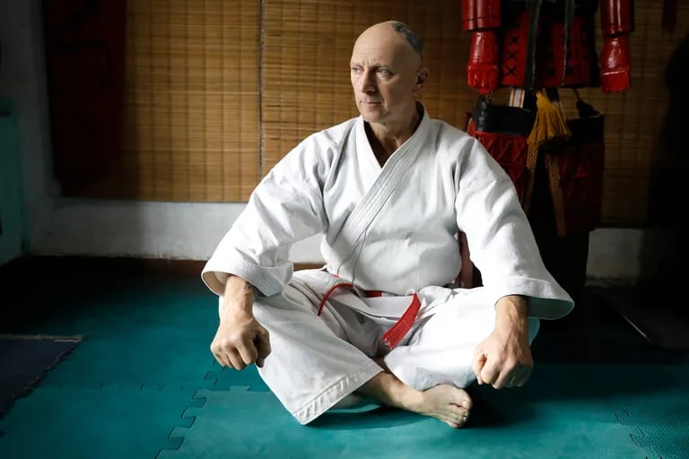 Brilló en la TV, fue el villano m buss buscado del cine y hoy enseña karate en Crobdoba: la nueva vida de “El Dragón”