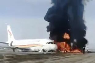 El avión de Tibet Airlines en el aeropuerto de Chongqing prendiéndose fuego