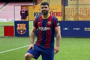 Feliz, Sergio Agüero posa en el Camp Nou con la camiseta de Barcelona