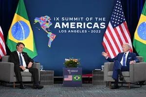 Biden y Bolsonaro, en un encuentro incómodo donde las diferencias quedaron a la vista
