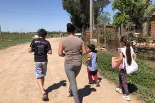 Después del mediodía, Violeta acompaña a sus hijos a la escuela, que queda a unas diez cuadras de su casa
