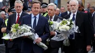 Cameron y Corbyn, ayer, en un homenaje a Cox, en Birstall