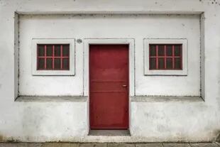 Un "rostro" se insinúa en esta casa con puerta roja y dos ventanas (2018)