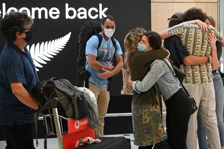 A fine aprile, Australia e Nuova Zelanda hanno consentito il transito per ricongiungimenti familiari, ma hanno dovuto annullarlo a causa del nuovo focolaio del Coronavirus a Perth.
