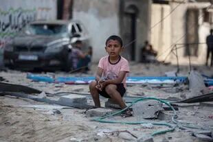 Un niño palestino en medio de una zona de escombros tras un bombardeo israelí en el campo de refugiados Jabaliya en el norte de la Franja de Gaza