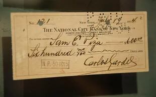 Un cheque firmado por Carlos Gardel exhibido en el hogar de Bergara Leumann