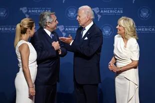 Alberto Fernández y la primera dama, Fabiola Yáñez, son recibidos por Joe Biden y Jill Biden al llegar a la ceremonia de apertura de la 9.ª Cumbre de las Américas en el Centro de Convenciones de Los Ángeles en Los Ángeles.