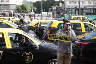 La primeta protesta en la Avenida 9 de Julio llegó a reunir 8.000 taxis y a bloquear el tránsito durante 20 cuadras.
