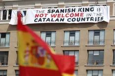 La pancarta contra el rey Felipe en el acto a un año del atentado en Barcelona