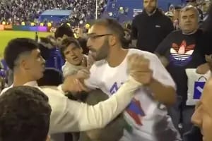 El tenso choque de hinchas locales con el hijo del director técnico de Vélez Gustavo Quinteros