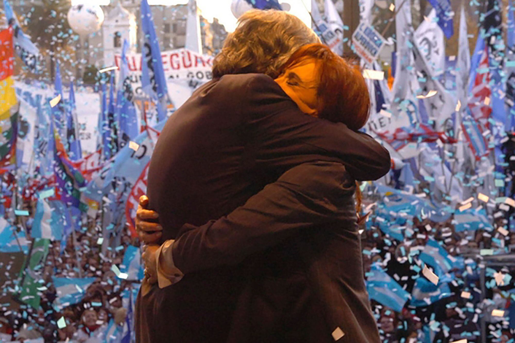 El abrazo de Néstor y Cristina Kirchner ante la militancia, la postal que quedó impresa en el tapabocas de la vicepresidenta