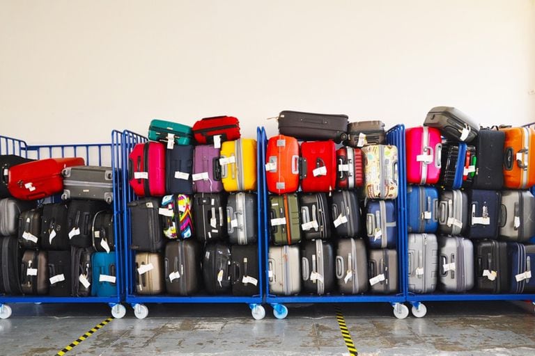 Un trabajador de aeropuerto mostró los secretos para cargar y descargar el equipaje en cada vuelo