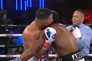 Un boxeador intentó morderle la oreja a su rival en un combate: su insólita explicación