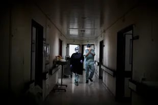 Los trabajadores de la salud caminan en el área reservada para pacientes con Covid-19 en el Hospital de Santa María en Lisboa el 2 de abril de 2020