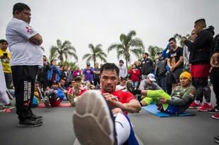 Manny Pacquiao rodeado de aficionados en sus rutinas