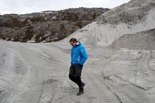 Nicolai Mogensen, quien dirige la única planta de concreto de Nuuk, en la reserva de arena que guarda al lado de la planta en Groenlandia