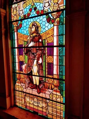 El vitral de San Roque fue elaborado en honor a Eduardo Graham, su mayordomo y la persona que lo rescató del ataque de los malones