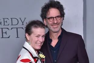 La actriz Frances McDormand y Joel Coen, director de La tragedia de Macbeth se mostraron cómplices en la presentación del film en Los Ángeles