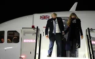 El primer ministro británico, Boris Johnson, llega con su mujer Carrie al Aeropuerto Fiumicino de Roma  