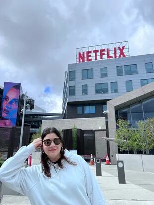 Debbie Frascino frente a los estudios de Netflix, donde participó de un reality inspirado en El Juego del Calamar.