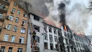 Bomberos extinguiendo un incendio en el edificio del departamento de policía regional de Kharkiv, que se dice que fue alcanzado por un bombardeo reciente, en Kharkiv, el 2 de marzo de 2022