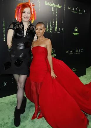 Lana Wachowski junto a Jada Pinkett Smith, en la premier estadounidense de Matrix: resurrecciones