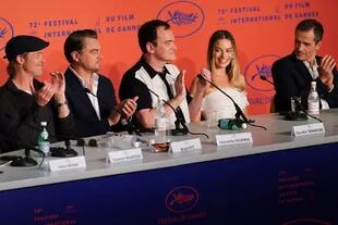 Los protagonistas de Había una vez en... Hollywood junto al director Quentin Tarantino