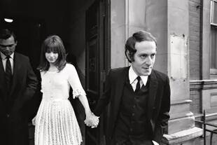 A los 18, Jane se casó con John Barry, de 30, el hombre que le había dado su primer papel en cine. Era octubre de 1965
