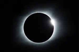 Eclipse solar 2024: por qué en EE.UU. piden a la población que compre alimentos, agua y combustible