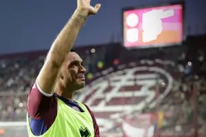 La despedida de Pepe Sand: lágrimas, video, carteles, banderas y ovación al goleador de 43 años