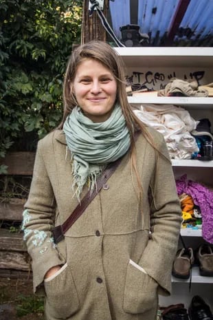 Ana María Berehet, una rumana que vive en Copenhague, en el freeshop de Christiania.