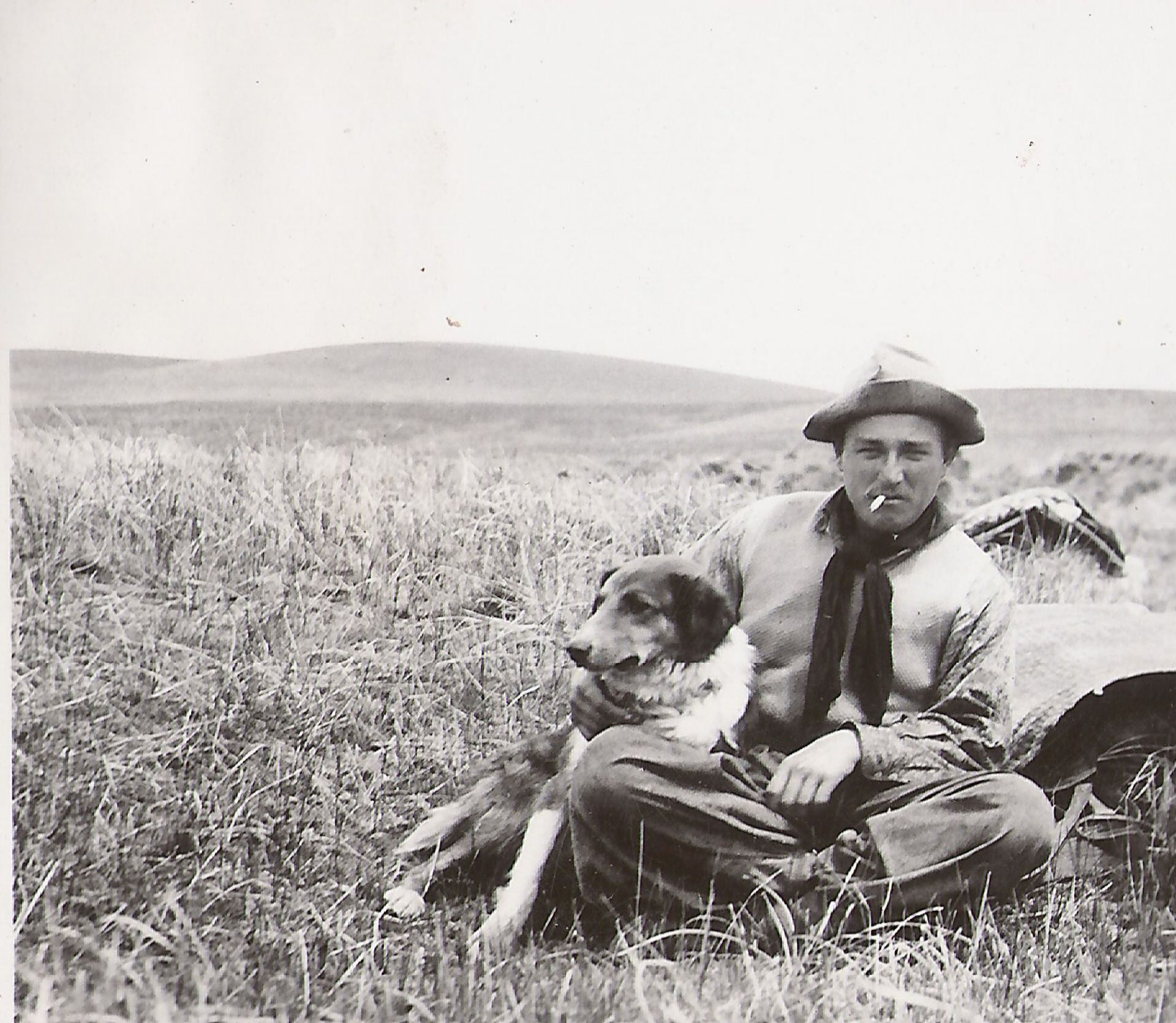1954. Bernardo De Larminat en su medio natural, el campo y la Patagonia junto a su perro y un apero detrás suyo. (Archivo Claudio Meunier).