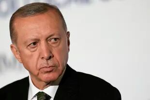El presidente turco Recep Tayyip Erdogan habla en conferencia de prensa después de una reunión de la Comunidad Política Europea en Praga, 6 de octubre de 2022. (AP Foto/Darko Bandic)