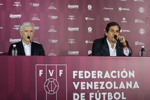 José Pékerman presentado como nuevo DT de la selección venezolana de fútbol. A su lado, Jorge Giménez, presidente de la Federación Venezolana de Fútbol.