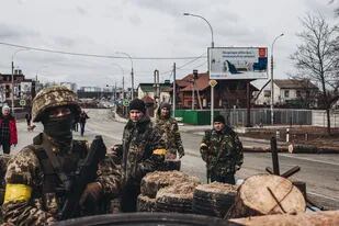 04/03/2022 Un soldado del ejercito ucraniano en un checkpoint de la ciudad de Irpin, a 4 de marzo de 2022, en Irpin (Ucrania). POLITICA Diego Herrera - Europa Press