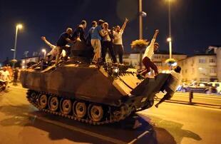 El intento de golpe en Turquía dejó muertos y varios heridos