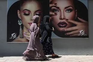 A diferencia de su gestión anterior, las mujeres no deberán usar la burka, que cubre todo el cuerpo y la cara